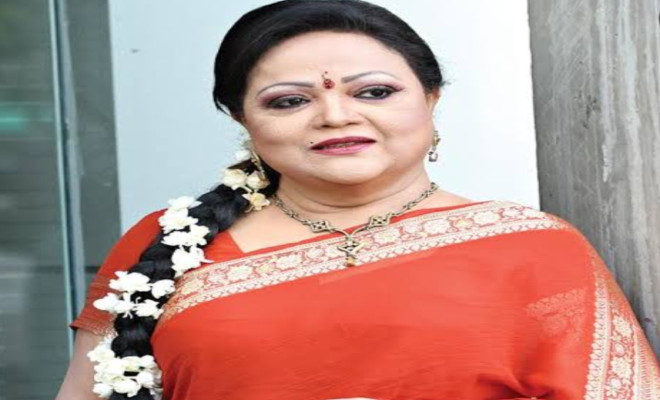 গান গাইতে গাইতে মঞ্চেই পড়ে গেলেন সাবিনা ইয়াসমিন