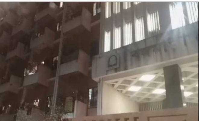 ফজিলাতুন্নেসা হলের নামফলক ভাঙার সময় পড়ে গিয়ে হাত ভাঙল শিক্ষার্থীর