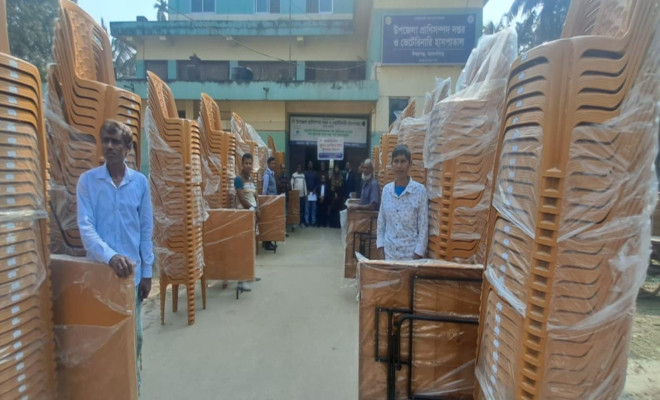 ঈশ্বরগঞ্জে খামারীদের ঘাস কাটার মেশিন হস্তান্তর