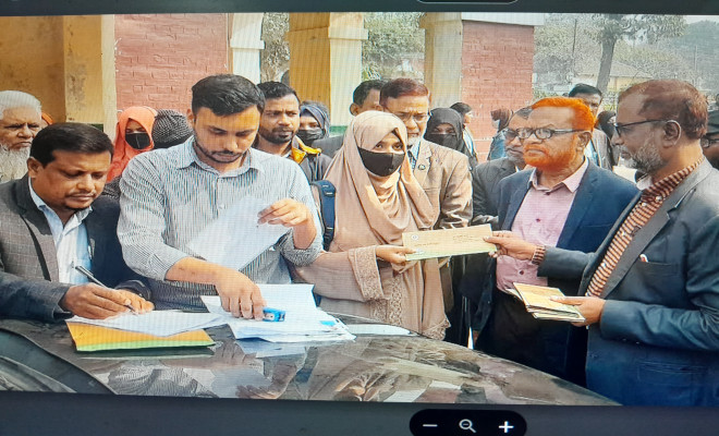 রাস্তায় দাঁড়িয়ে বৃত্তির চেক বিতরণ