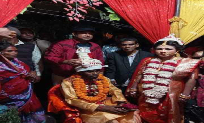 সবাইকে চমকে দিয়ে হঠাৎ বিয়েবাড়িতে হাজির ইউএনও