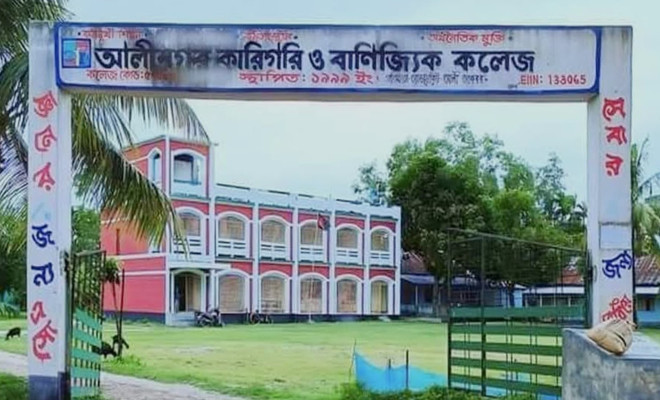 যুগ্মসচিব পরিচয়ে দুই প্রভাষকের কাছ থেকে চাঁদা দাবির অধ্যক্ষের বিরুদ্ধে