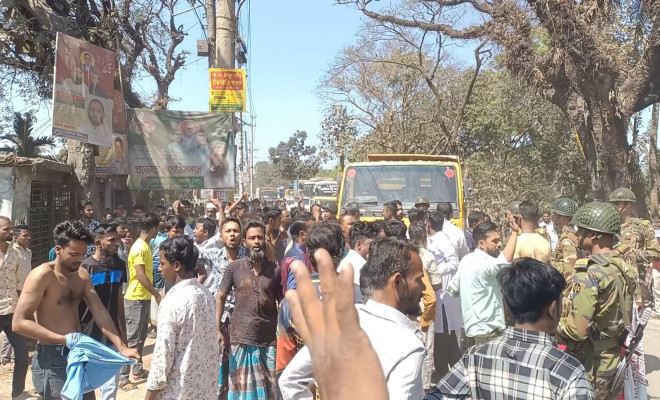 মুক্তাগাছায় বাসচালককে ইউএনওর লাঠিপেটা