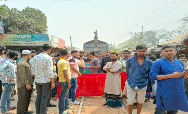 ফরম পূরণে অতিরিক্ত টাকা নেওয়ার প্রতিবাদে ট্রেন আটকে দিল ছাত্র-জনতা