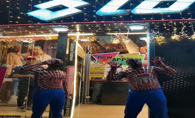 ঈদ মার্কেটে কেন দুই স্পাইডার-ম্যান