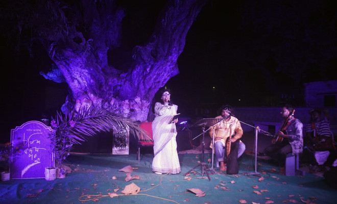 ‘কবরের পাশেই’ কবিতা পাঠের আসর