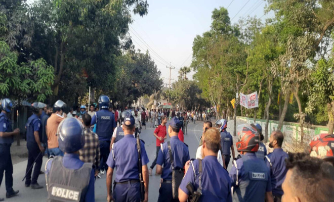বিএনপির দুই পক্ষের ধাওয়া-পাল্টা ধাওয়া, ককটেল বিস্ফোরণ