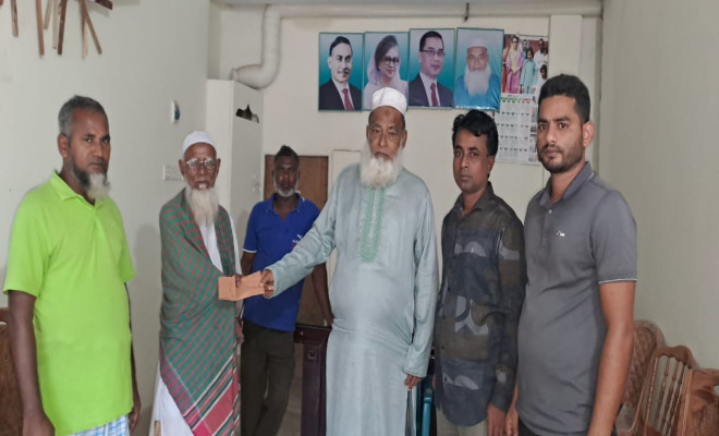 ত্রিশালে অগ্নিকাণ্ডে ক্ষতিগ্রস্ত পরিবারকে আর্থিক অনুদান দিলেন সাবেক উপজেলা চেয়ারম্যান জয়নাল আবেদীন